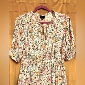 WHO WHAT WEAR pink floral dress. Puffed sleeve. Empire waist. MIDI length